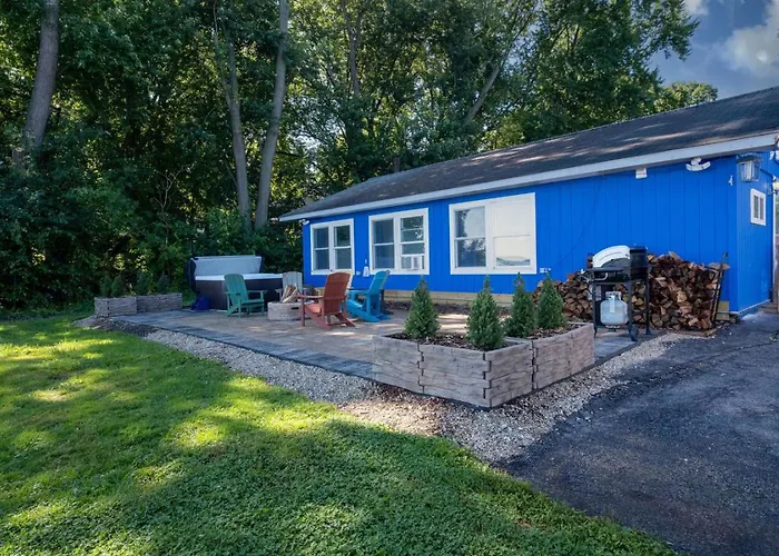 Holiday home The Jackson On Grass Waterfront 2 1 Nautical With Hot Tub Firepit & Year-round Fun