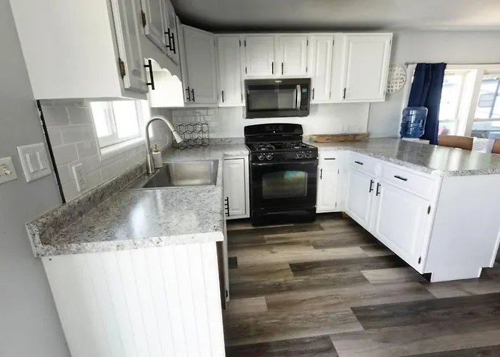 The Jackson On Grass Waterfront 2 1 Nautical With Hot Tub Firepit & Year-round Fun Holiday home